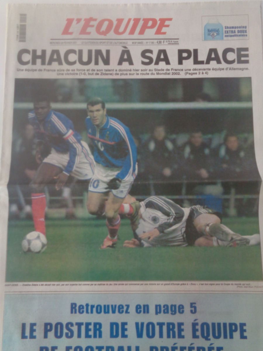 Journal l'équipe 28/02/2001 Chacun à sa place - France / Allemagne - Football - Journal L'Équipe authentique - Revue Vintage
